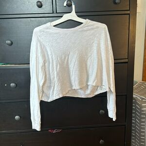 small white cropped hollister boyfriend tee. lightly worn. no stains.